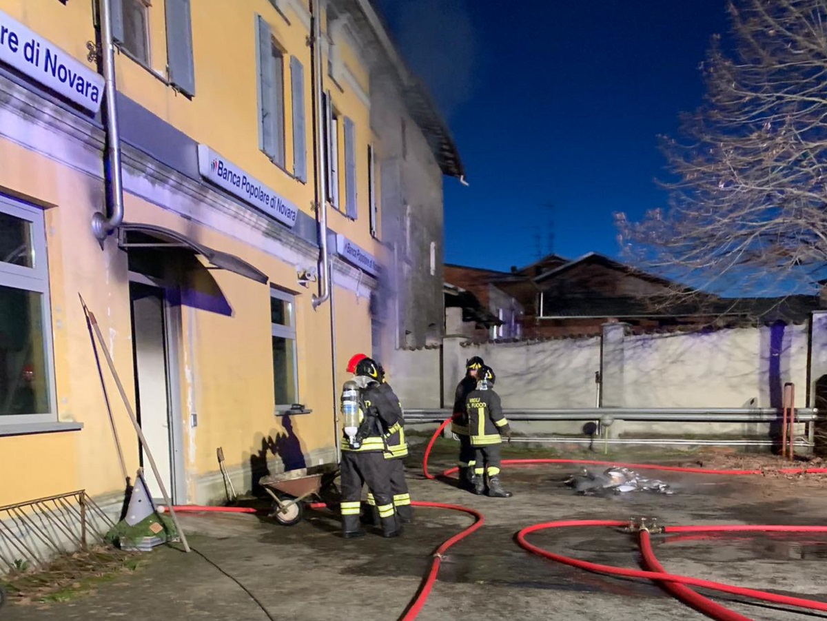 Incendio In Banca Vigili Del Fuoco In Azione Prima Vercelli