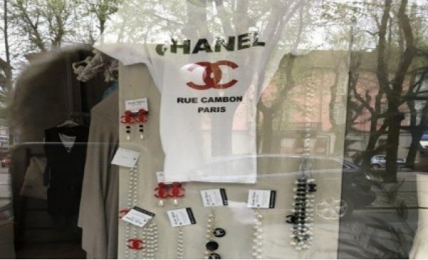 Accessori contraffatti in vendita in un negozio del centro