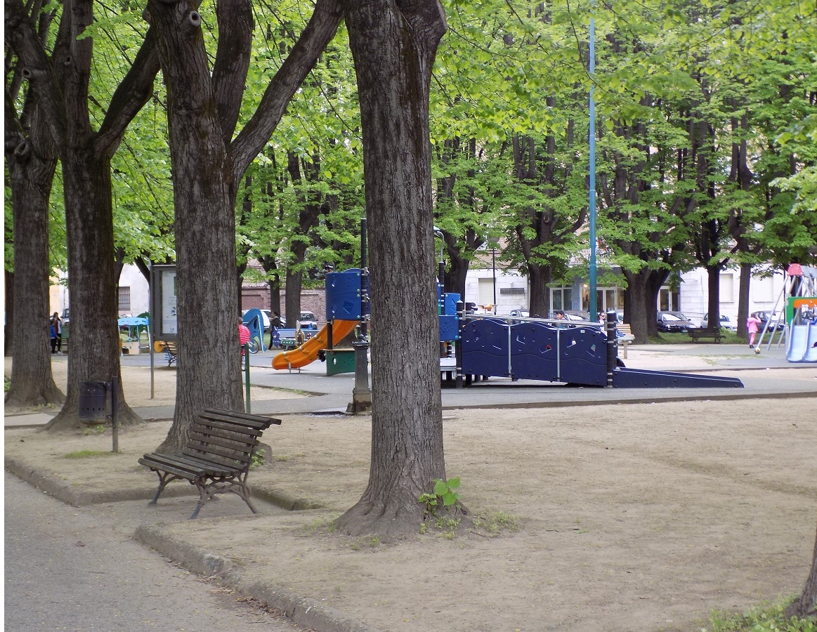 Allarme zecche ai giardini di piazza Mazzini