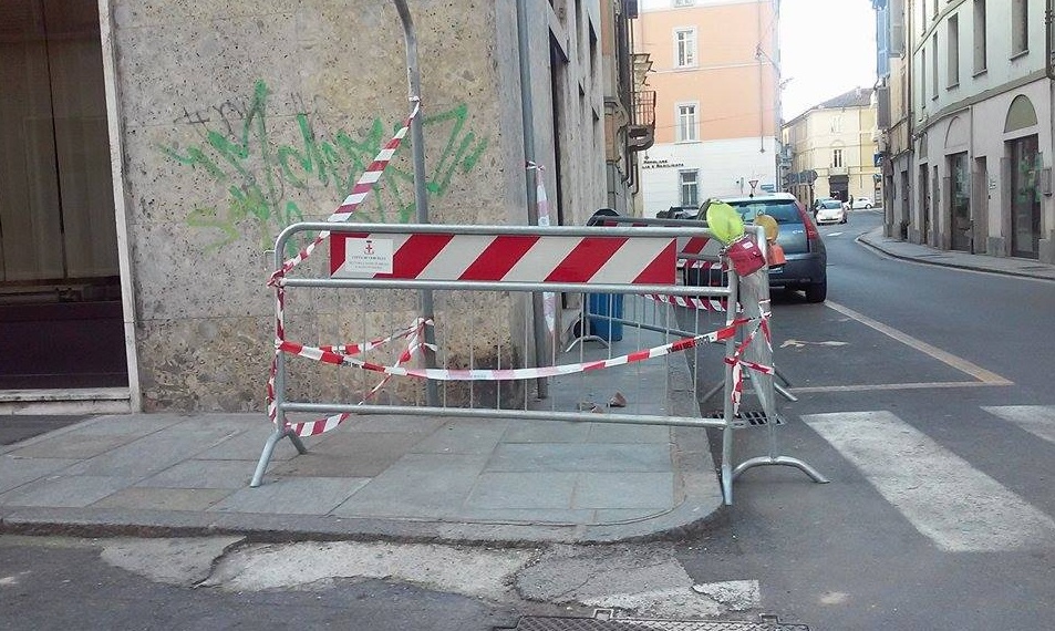 Altra caduta di calcinacci. Questa volta in via Crispo