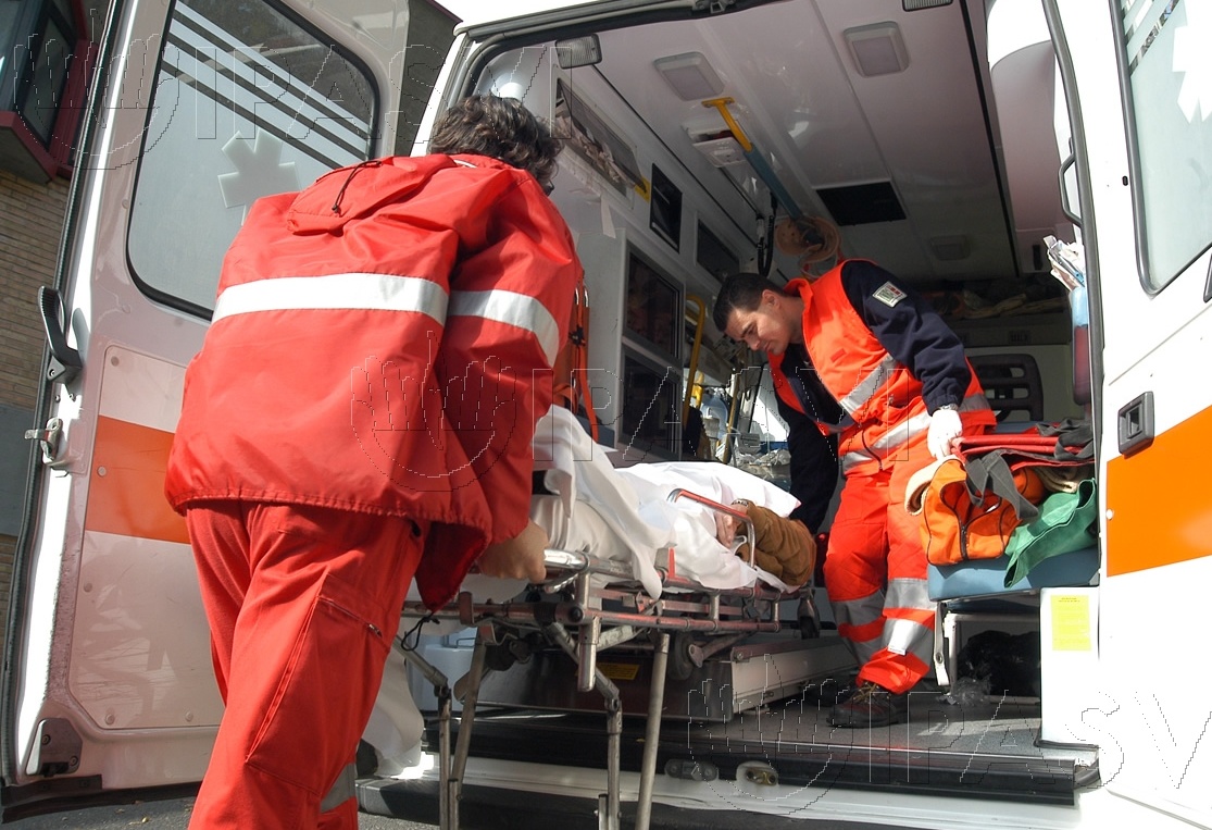 Cade ultraleggero, salvi pilota e passeggero