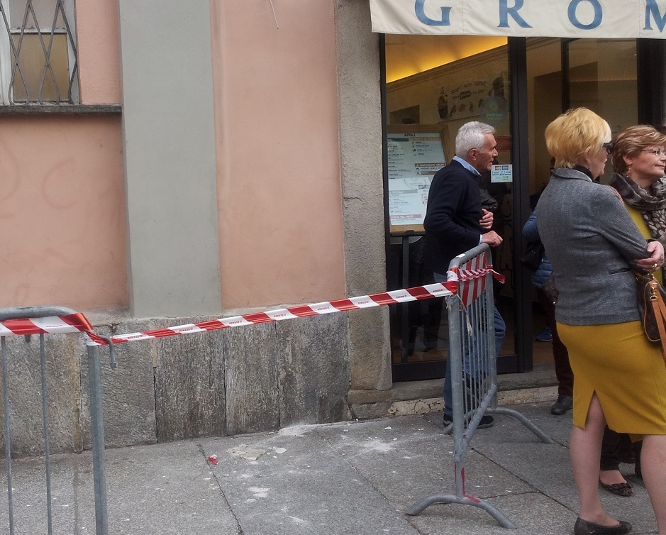 Caduta di calcinacci davanti a Grom