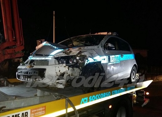 Camion investe auto della Polizia Locale