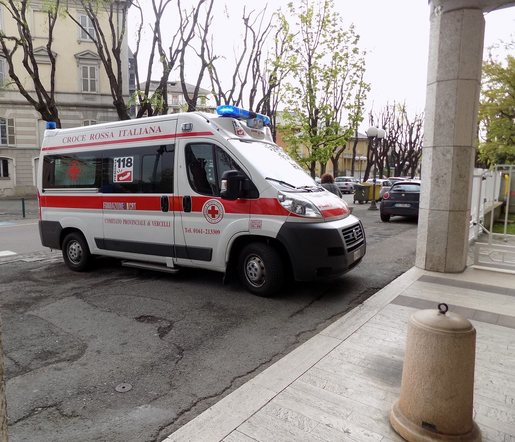 Cede lapide. Bimbo travolto dai calcinacci a scuola