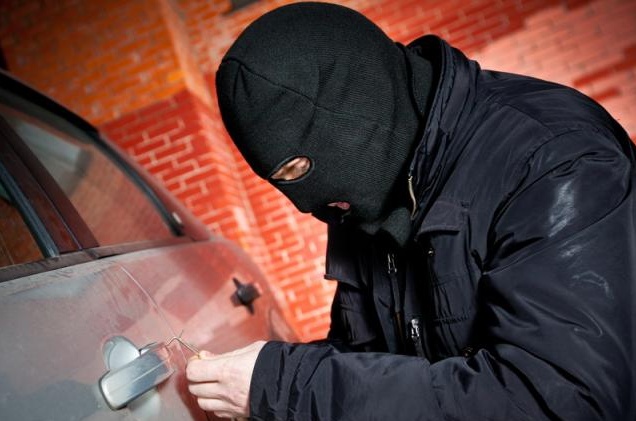 Cerca di rubare un’auto ma rischia di finire in una scarpata