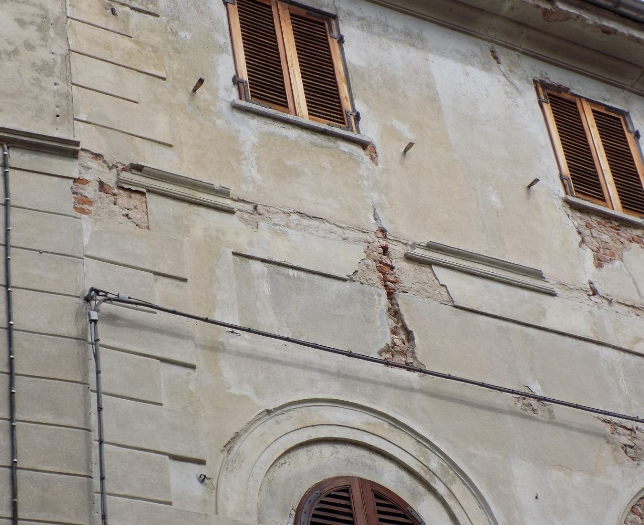Crollo di calcinacci in via Galileo Ferraris