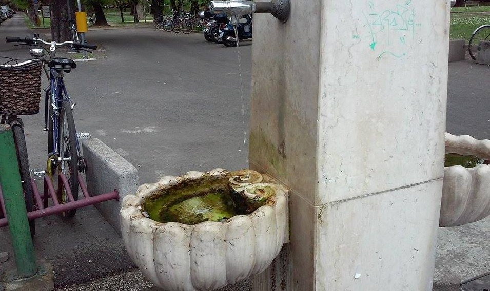 Fontanella della stazione: acqua pubblica veramente sprecata…