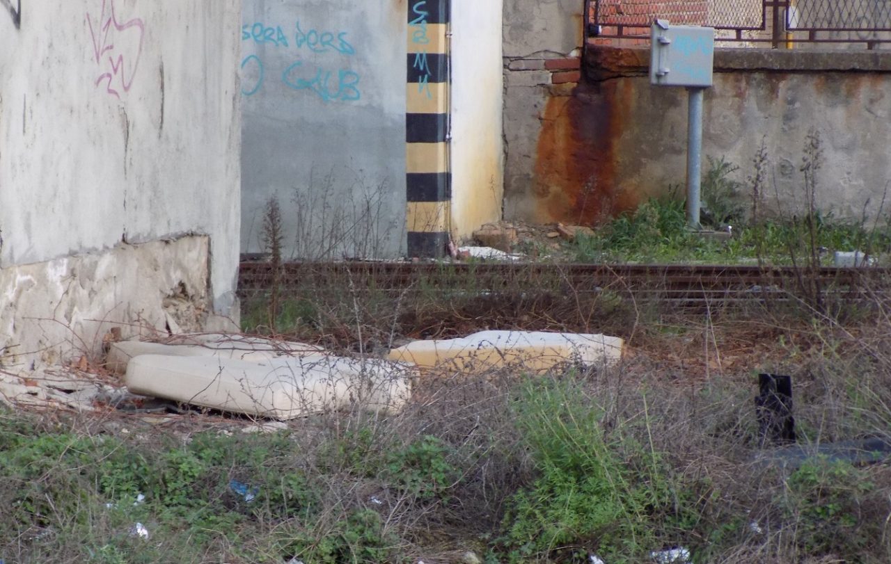 Gettano i materassi sulla linea ferroviaria!