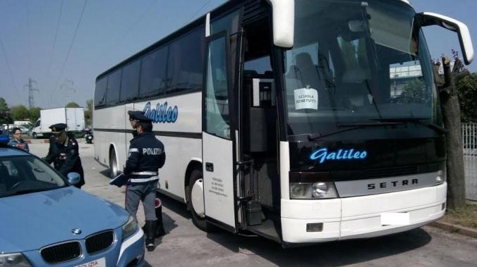 Gita scolastica sospesa. Bus non in regola