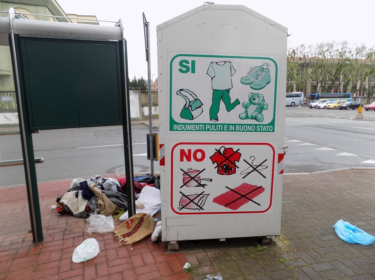 I vestiti per i poveri gettati sulla strada!