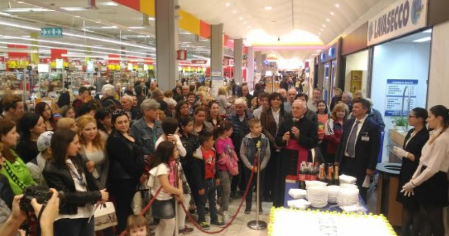 Mega torta e tanto divertimento per il restyling di Carrefour