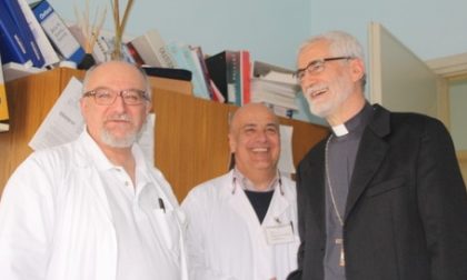 Monsignor Arnolfo in visita all'ospedale di Savigliano