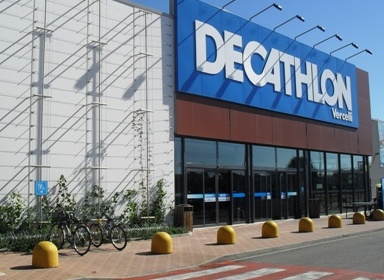 Ruba 200 euro di merce al Decathlon, denunciato