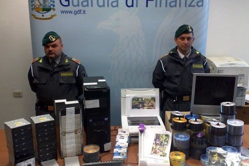 Sequestro di Dvd e Cd falsi: la base era a Vercelli