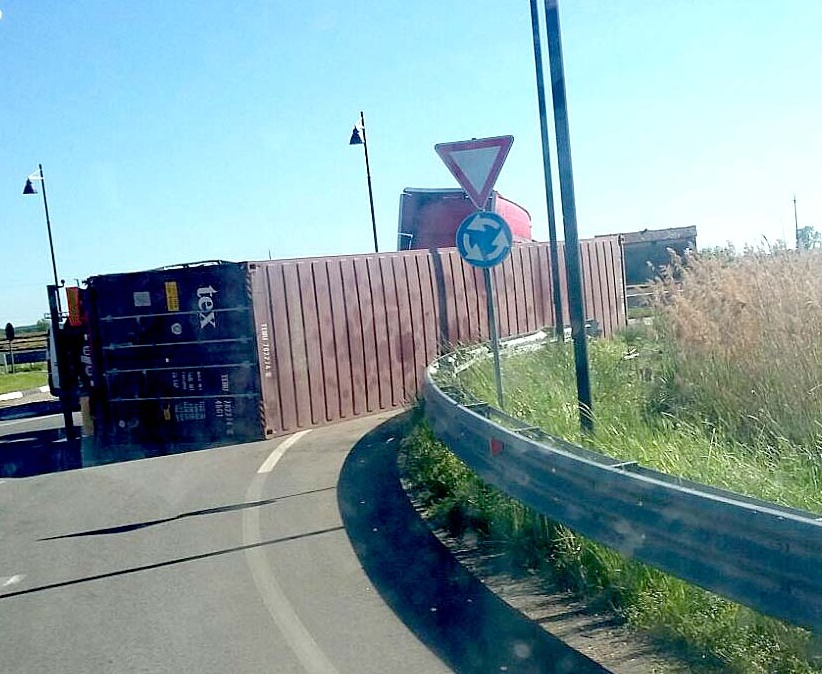 Tir si rovescia alla rotonda di Formigliana