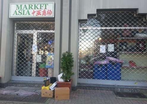 Vercelli, colpito e ferito con una bottiglia rotta all’Asia Market