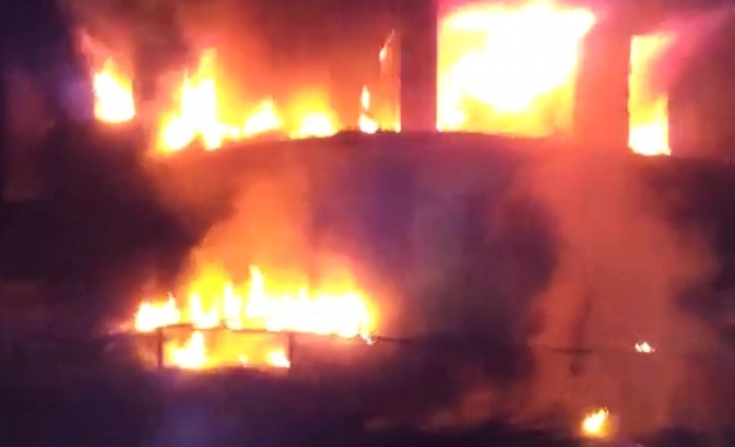 A fuoco due piani di un condominio