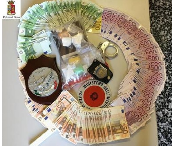 Arrestato con 41.000 euro nella fodera della giacca