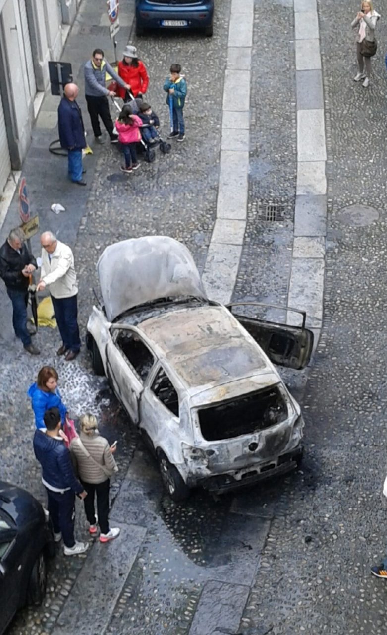 Auto distrutta dalle fiamme in via Verdi