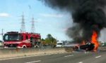 Auto prende fuoco sull'autostrada