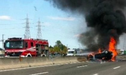 Auto prende fuoco sull'autostrada
