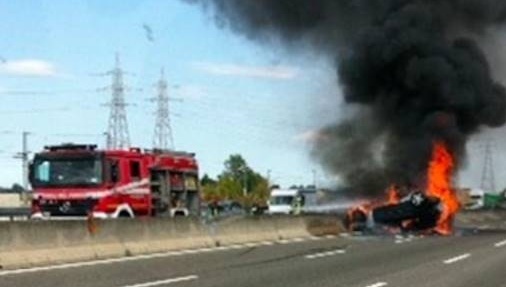 Auto prende fuoco sull’autostrada