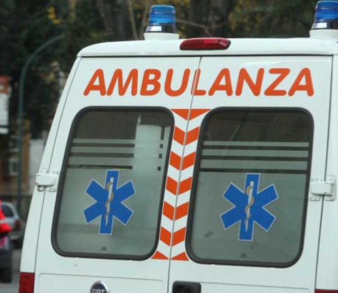 Bambina schiacciata dal coperchio di un container