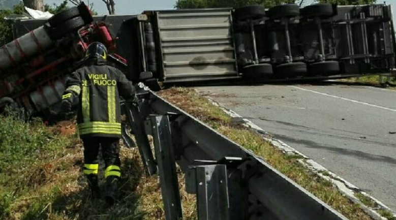 Camion si ribalta sulla A21
