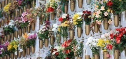 Caresana, rubati 50 vasi in rame al cimitero