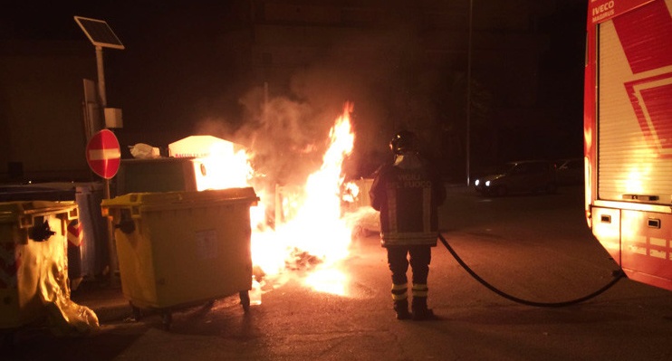 Cassonetti dei rifiuti in fiamme al rione Concordia