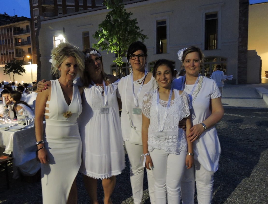 Cena in bianco. Tutte le foto sul giornale
