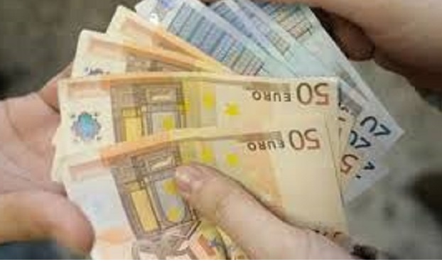 Chiede vestiti su Facebook, ma poi vuole soldi