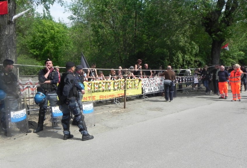 Cori e insulti alla gente di Asigliano