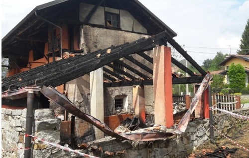 Doloso e intimidatorio l’incendio di Quarona