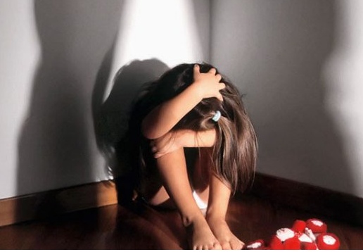 E’ un pedofilo condannato, eppure continua a fare il prete