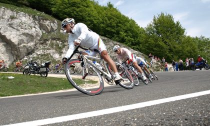 Giro d'Italia, tifoso si schianta in bicicletta contro un'auto