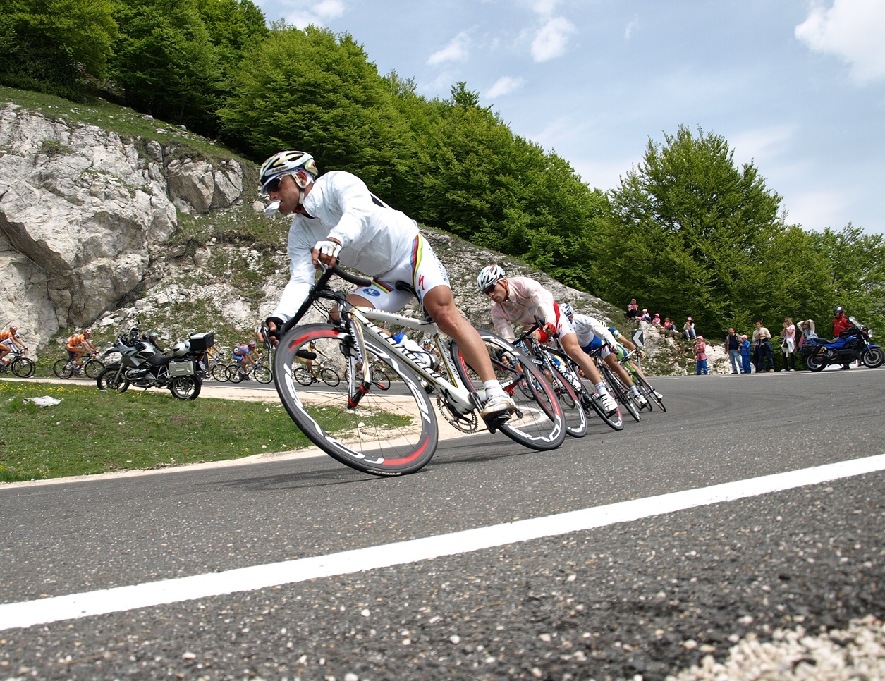 Giro d’Italia, tifoso si schianta in bicicletta contro un’auto