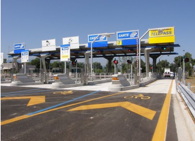 Grave operaio che stava lavorando al casello di Casale Sud