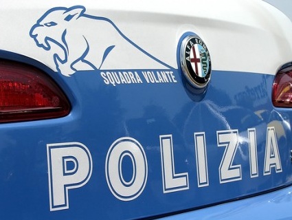 I poliziotti della Squadra Volante salvano una donna in procinto di suicidarsi