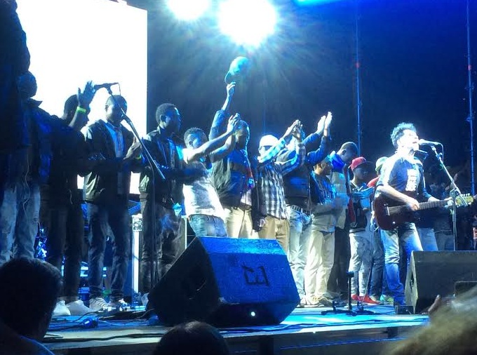 I richiedenti asilo di Cigliano sul palco con Edoardo Bennato
