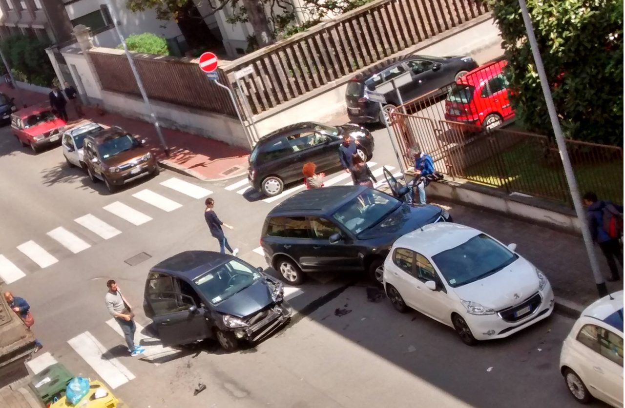 Incidente tra due auto poco fa in via Borgogna