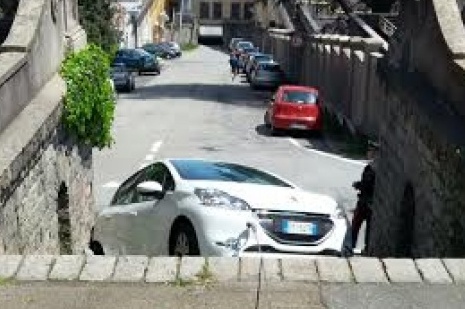 L’auto scivola giù dallo scalone…