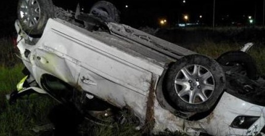 L’auto si capotta, ferita bimba