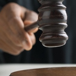La Cassazione: “Rubare piccole quantità di cibo per fame non è punibile”