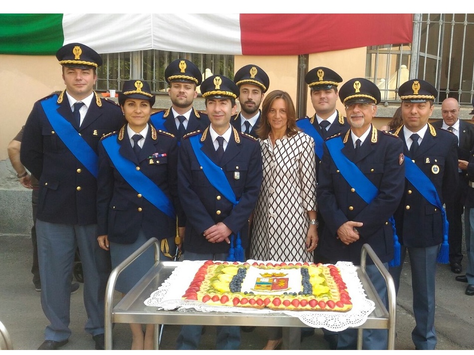 La città abbraccia i suoi poliziotti