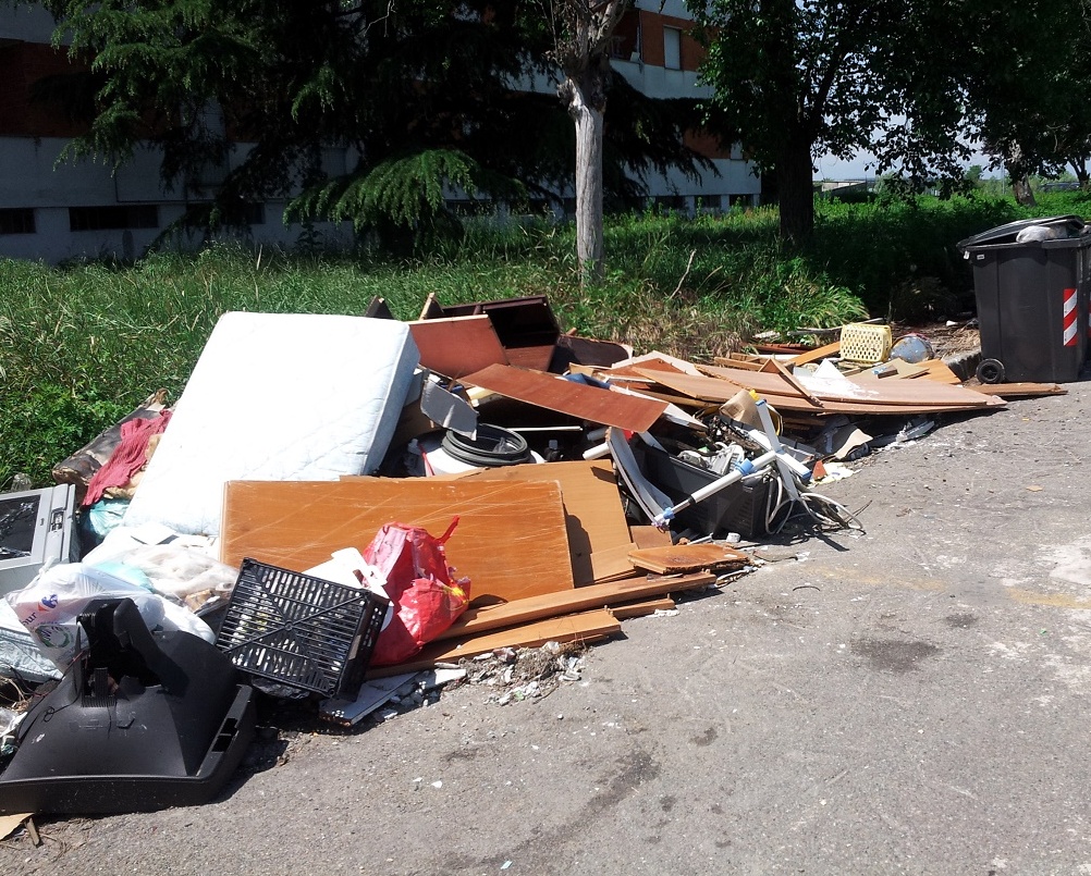 La discarica di via Egitto è lì da un mese!