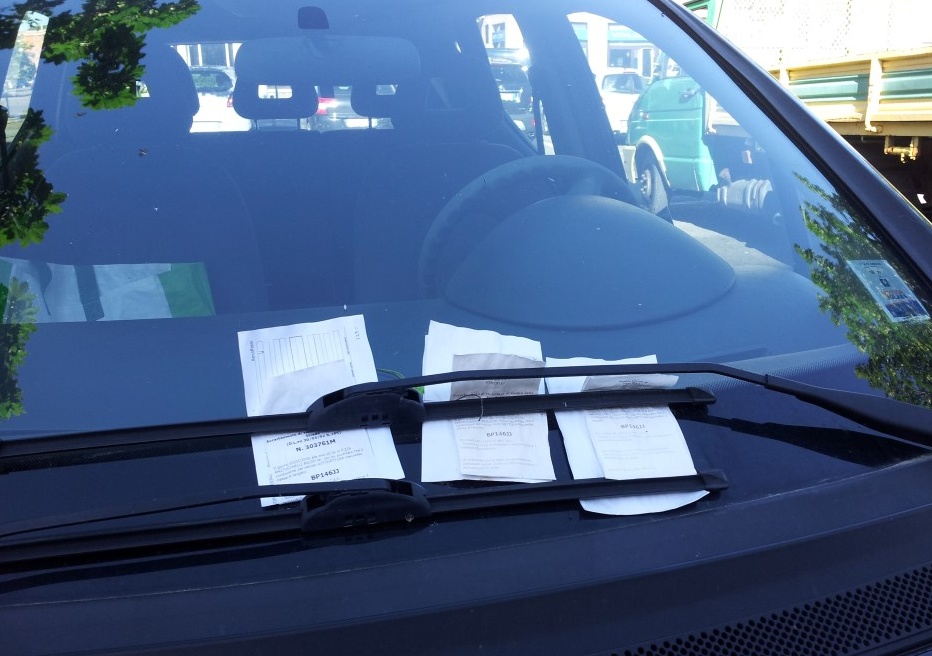 Mercedes A fa collezione di multe