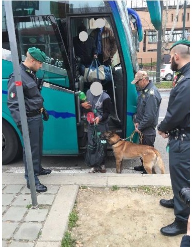 Nella valigia 5 kg di droga: arrestato