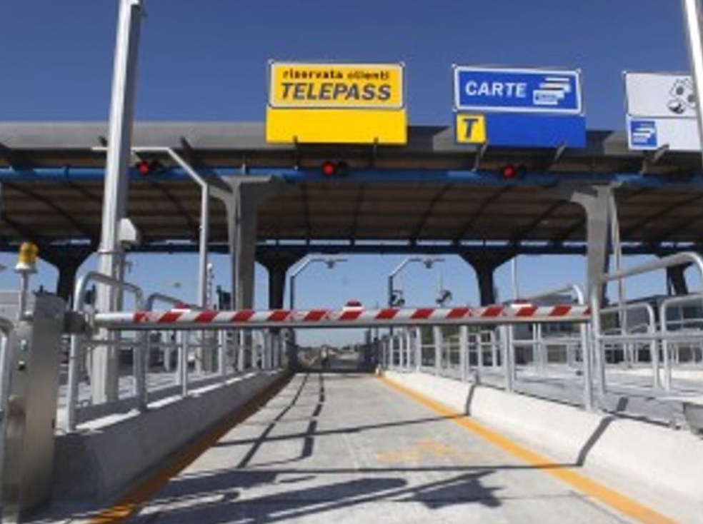 Non si fermano all’alt della Polizia e divelgono il casello del Telepass