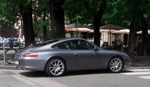 Parcheggi selvaggi 2: con la Porsche sulle strisce